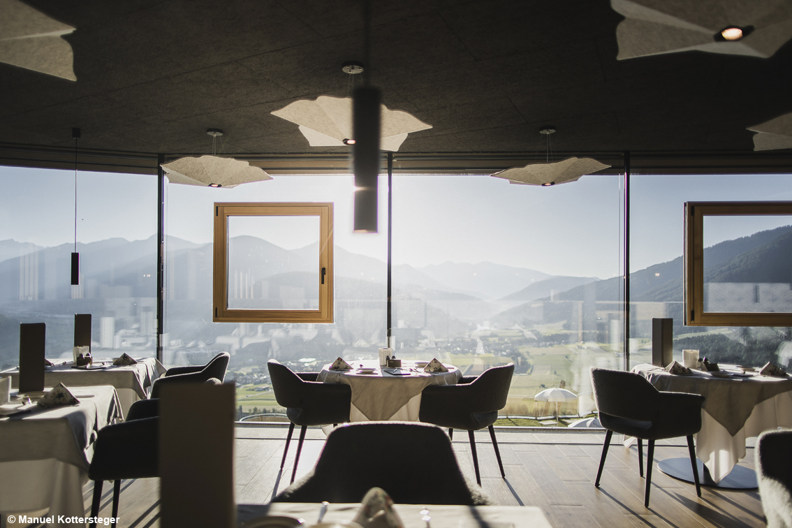 In Val Pusteria si sfida il vuoto stravolgendo il concetto del benessere: si nuota sospesi tra cielo e terra, ci si rigenera in una nuova prospettiva all’Alpin Panorama Hotel Hubertus