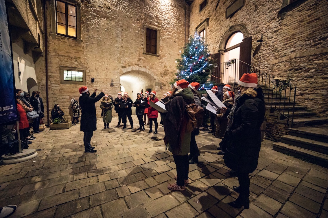 Nel Castello di Babbo Natale: appuntamento a Frontone per 5 giornate tra mercatini, tradizioni e divertimento