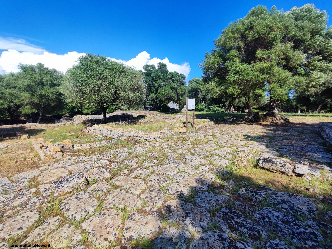 Sulla Costa d’Argento c’è Cosa: sul promontorio roccioso l’antica città romana guarda al Mar Tirreno e all’Argentario