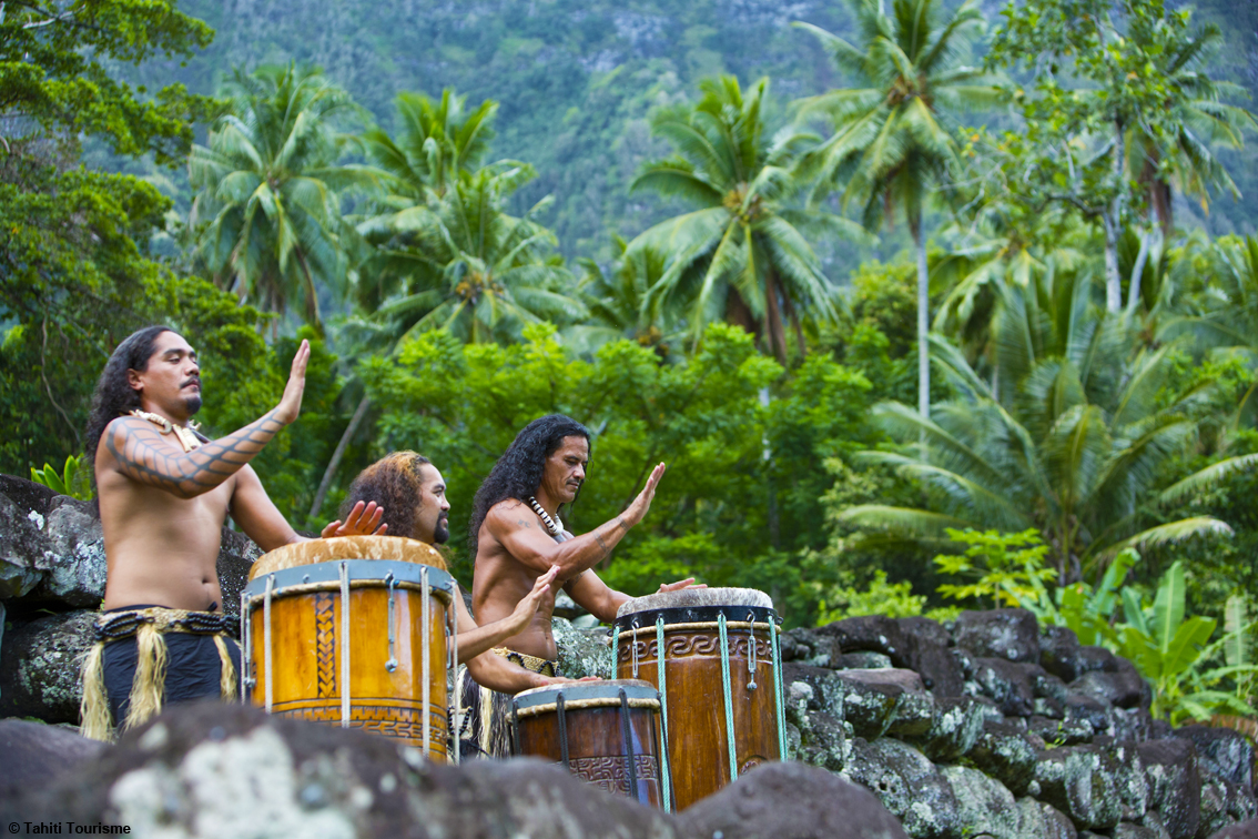 Scogliere imponenti, spiagge nere e foreste pluviali: ecco la Terra degli Uomini, a Tahiti alla scoperta delle Isole Marchesi