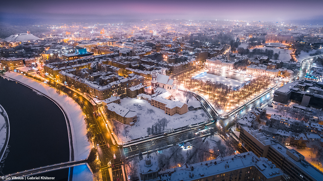 Un Natale alternativo: a Vilnius l’ex prigione e le cisterne sotterranee per l’acqua diventano location incredibili per le feste nordiche