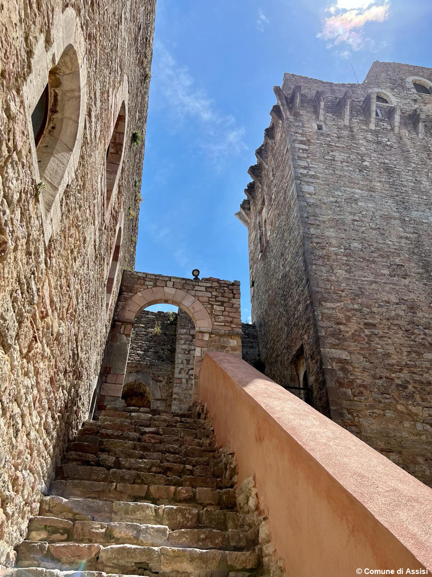 Assisi, con la Rocca Maggiore si viaggia nel Medioevo: la Città Serafica con la mobilità sostenibile riapre il suo monumento simbolo