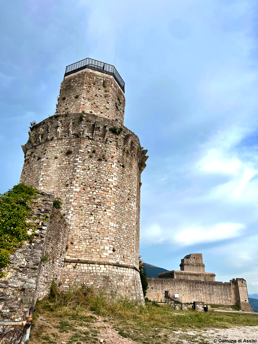 Assisi, con la Rocca Maggiore si viaggia nel Medioevo: la Città Serafica con la mobilità sostenibile riapre il suo monumento simbolo