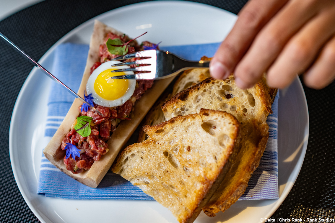 Si ispira alla tradizione marittima di Boston la Delta One Lounge del Logan International: cucina raffinata, design e un’incredibile vista sullo skyline