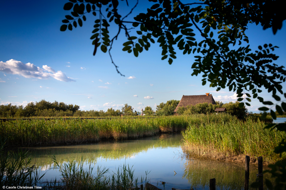 I casoni ricostruiti in piazza, nasce il (nuovo) villaggio dei pescatori a Caorle:  sul litorale il mercatino di Natale tra i più lunghi d'Europa