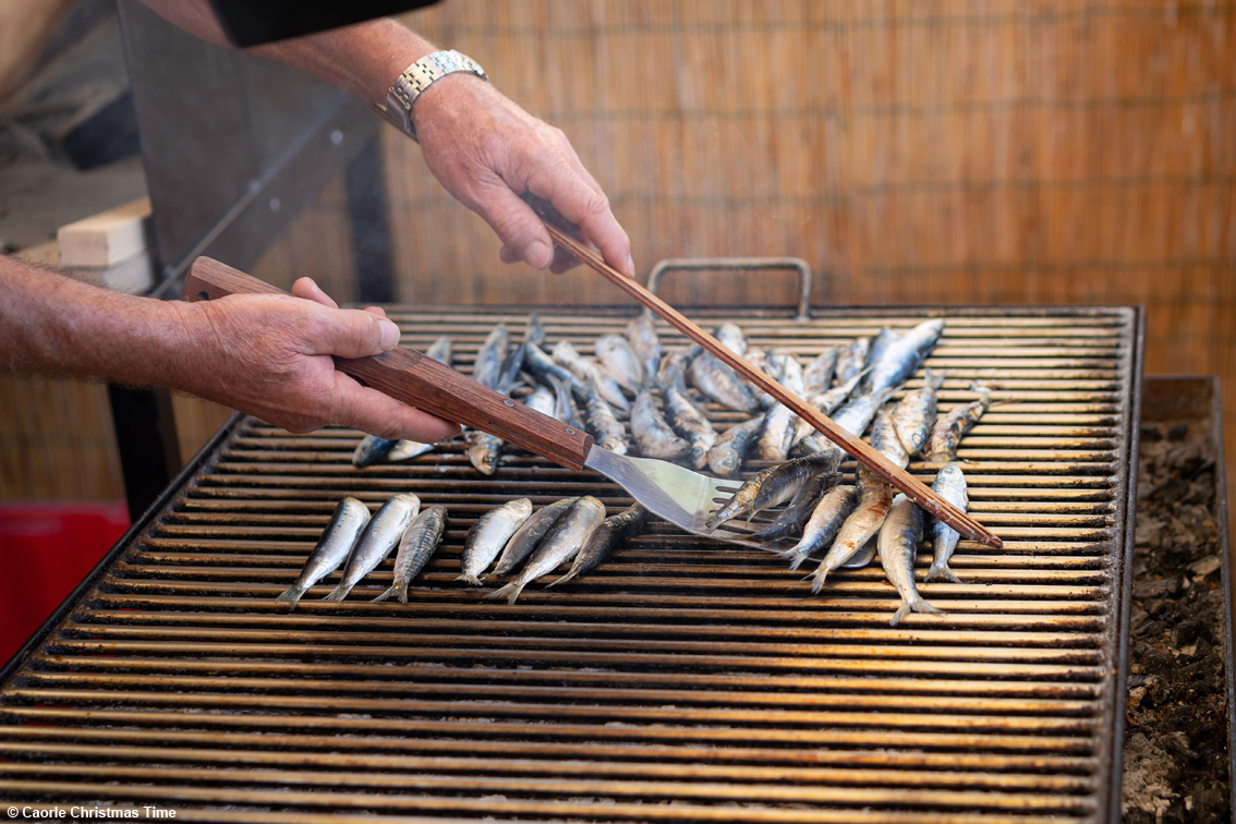 I casoni ricostruiti in piazza, nasce il (nuovo) villaggio dei pescatori a Caorle:  sul litorale il mercatino di Natale tra i più lunghi d'Europa