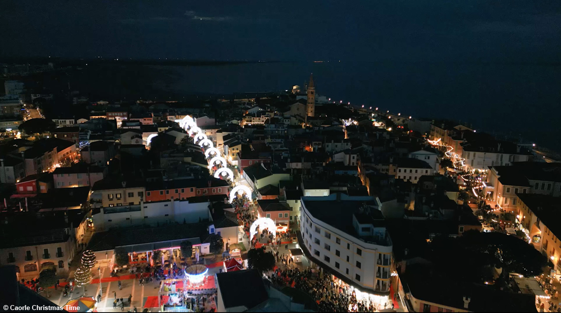 I casoni ricostruiti in piazza, nasce il (nuovo) villaggio dei pescatori a Caorle:  sul litorale il mercatino di Natale tra i più lunghi d'Europa