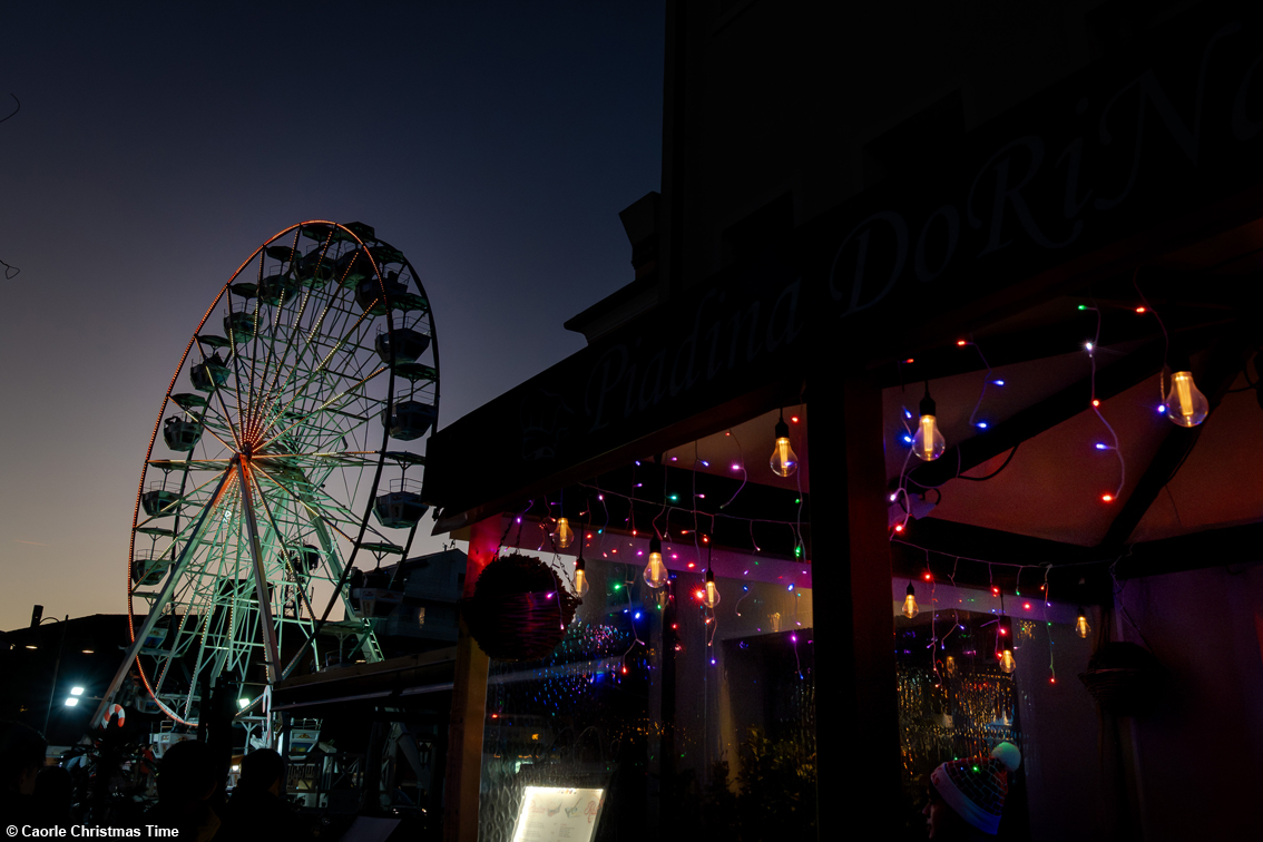 I casoni ricostruiti in piazza, nasce il (nuovo) villaggio dei pescatori a Caorle:  sul litorale il mercatino di Natale tra i più lunghi d'Europa