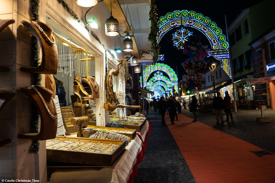 I casoni ricostruiti in piazza, nasce il (nuovo) villaggio dei pescatori a Caorle:  sul litorale il mercatino di Natale tra i più lunghi d'Europa