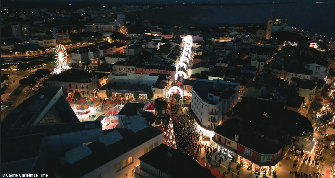 I casoni ricostruiti in piazza, nasce il (nuovo) villaggio dei pescatori a Caorle:  sul litorale il mercatino di Natale tra i più lunghi d'Europa