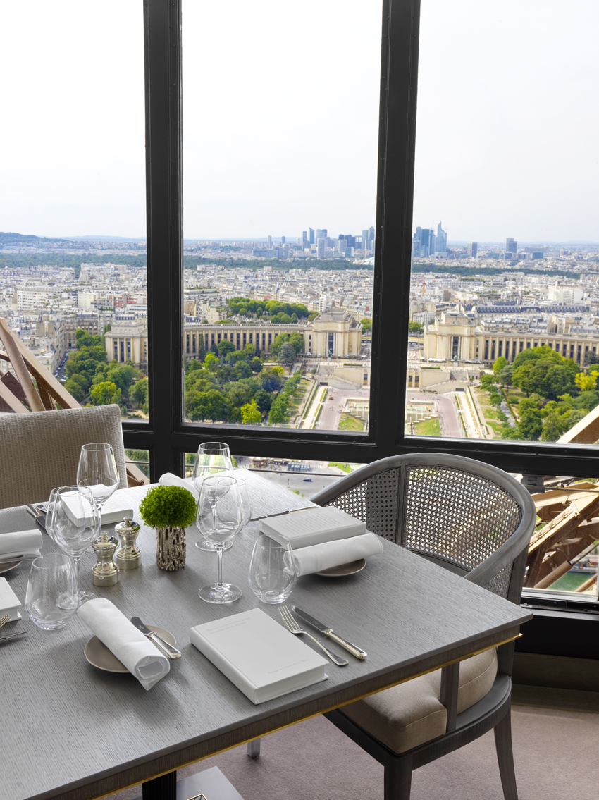 Chef con vista Torre Eiffel: a Parigi il ristorante Le Jules Verne di Frederic Anton sfoggia la sua seconda stella