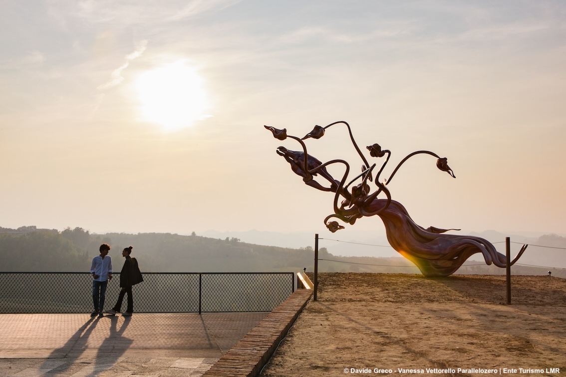 Alba accende le colline: la nuova capitale dell’arte contemporanea che trasforma il paesaggio in emozione