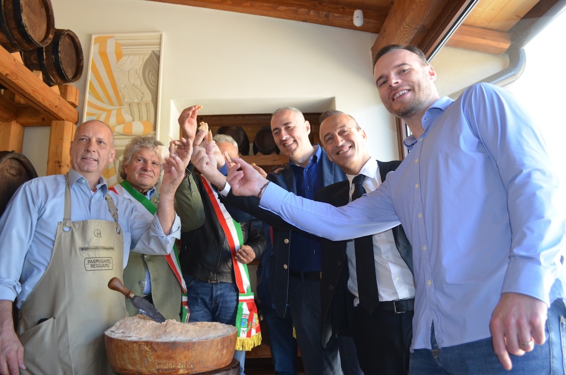 Quasi 10.000 giorni di stagionatura: è record per il Parmigiano Reggiano, atteso per 27 anni e 3 mesi