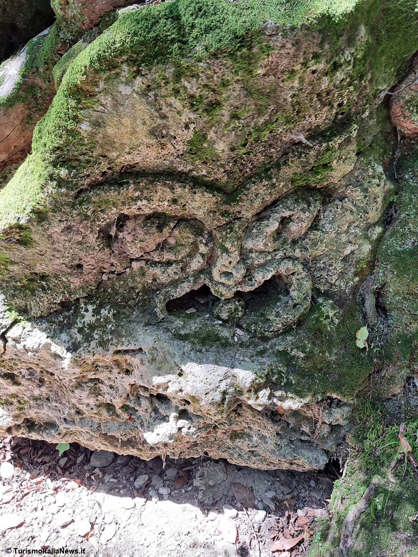 Pioraco, il borgo dei baci: incastonato nell’Appennino, qui l’amore attraversa passerelle, storie e cascate