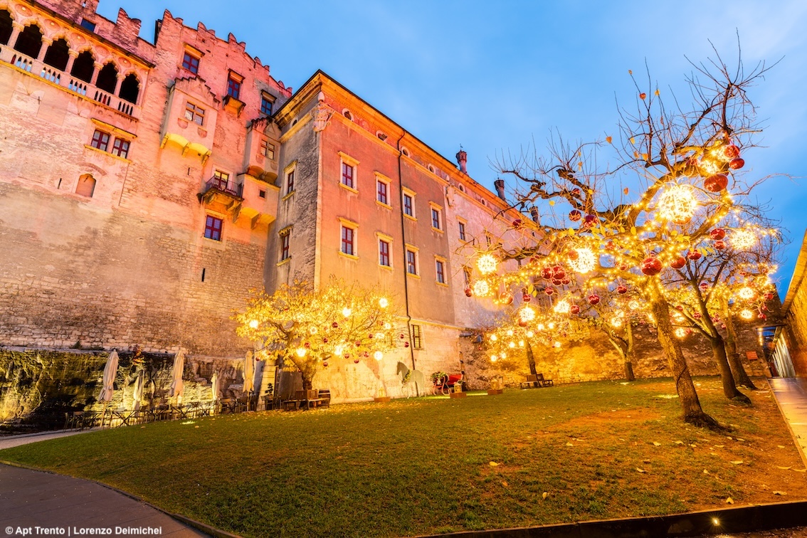 Quando la città diventa pagina: Trento si racconta in una passeggiata d’autore con versi e aforismi