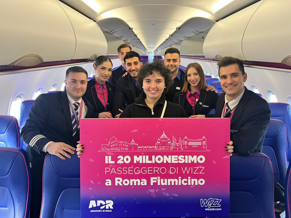 images/stories/varie_2025/WizzAir_20milionesimoPasseggeroFco.jpg