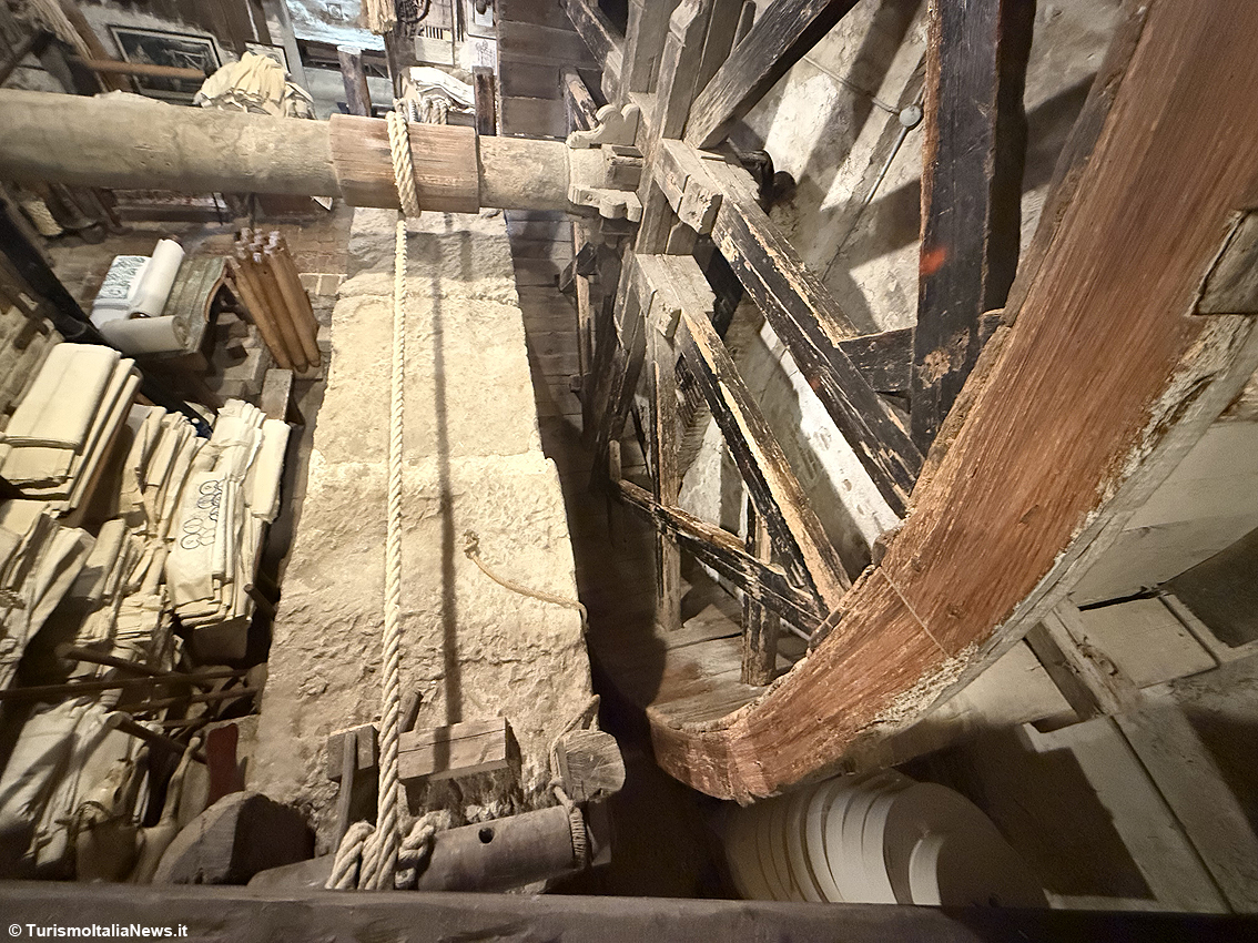 Il gigante di legno che non smette di girare: all'Antica Stamperia Marchi il tempo si misura a colpi di mangano