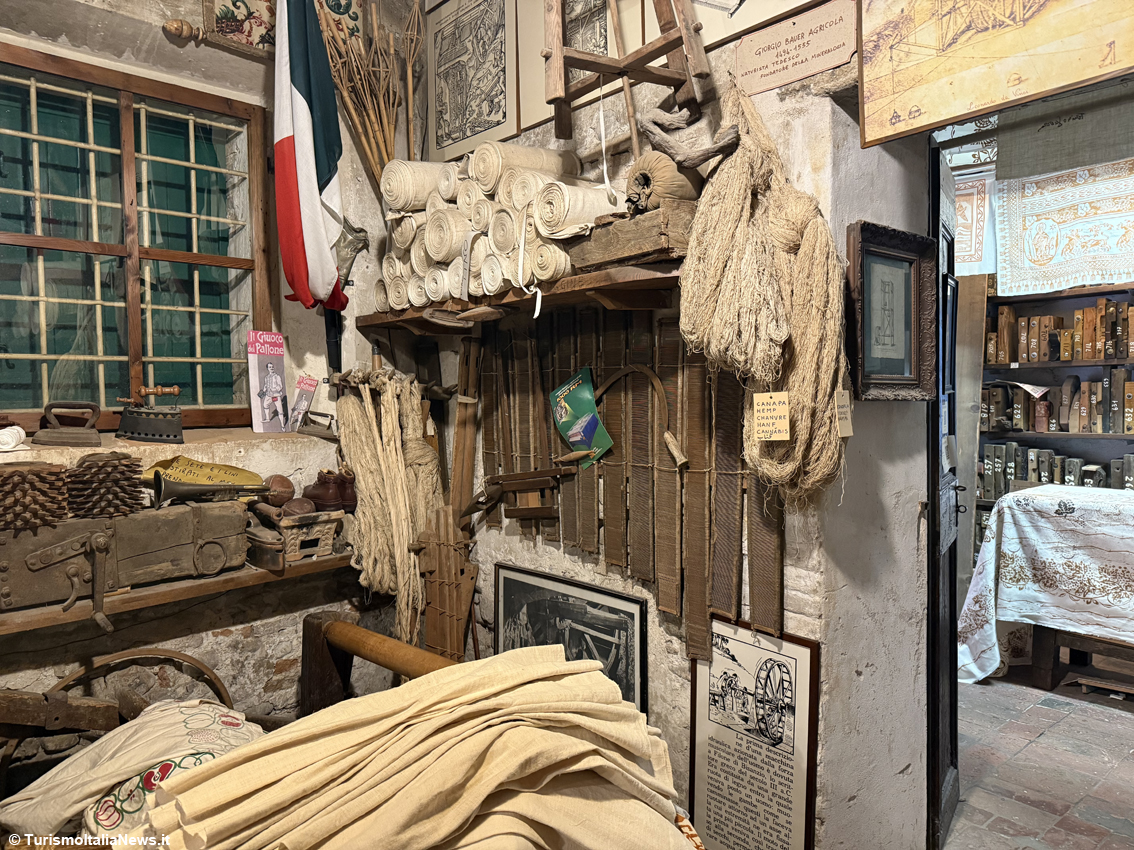 Il gigante di legno che non smette di girare: all'Antica Stamperia Marchi il tempo si misura a colpi di mangano
