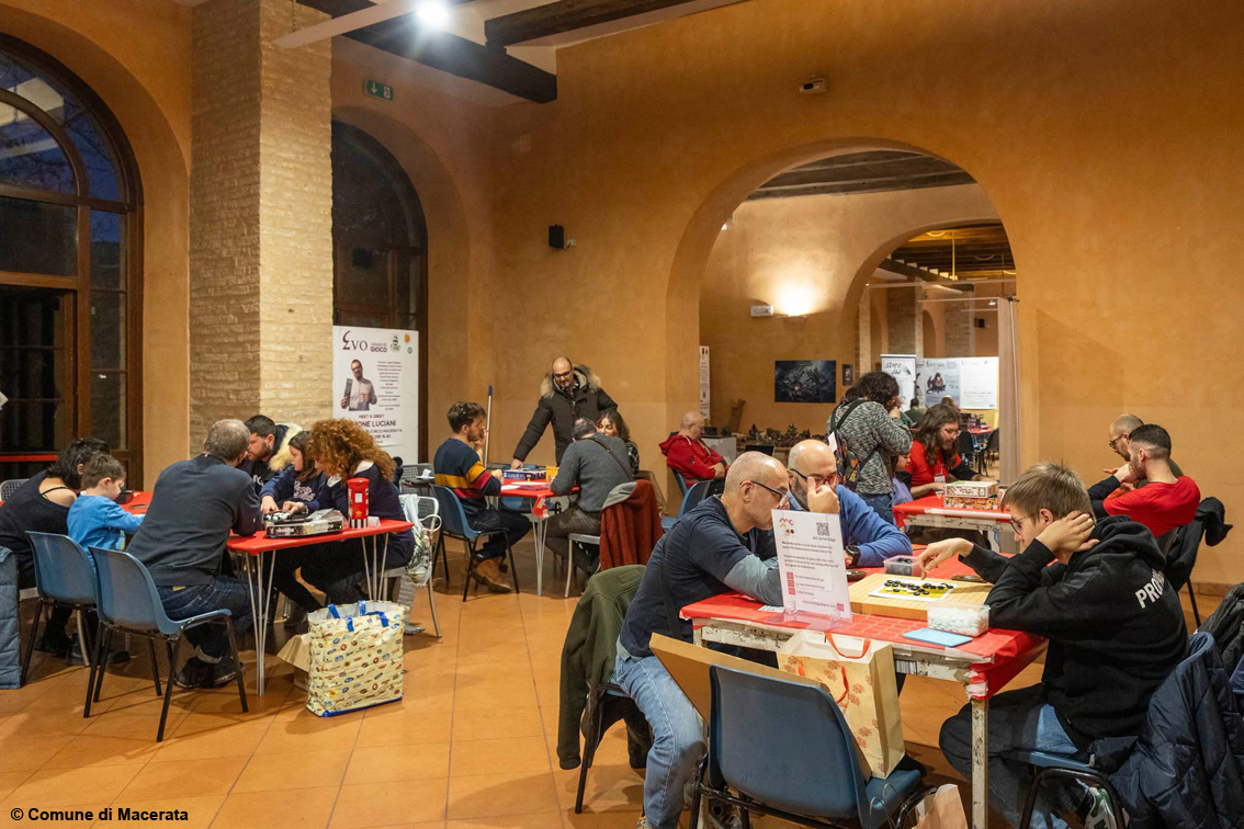 Evo 2026 a Macerata esplora i linguaggi del gioco: videogame, gioco analogico, gusto, formazione e intrattenimento diffuso