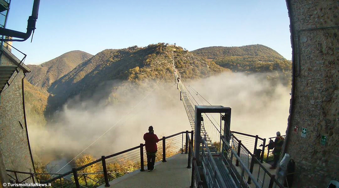 Umbria, l’adrenalina incontra la meraviglia: Ponte Tibetano di Sellano e Cascate delle Marmore insieme per un turismo outdoor d’eccellenza