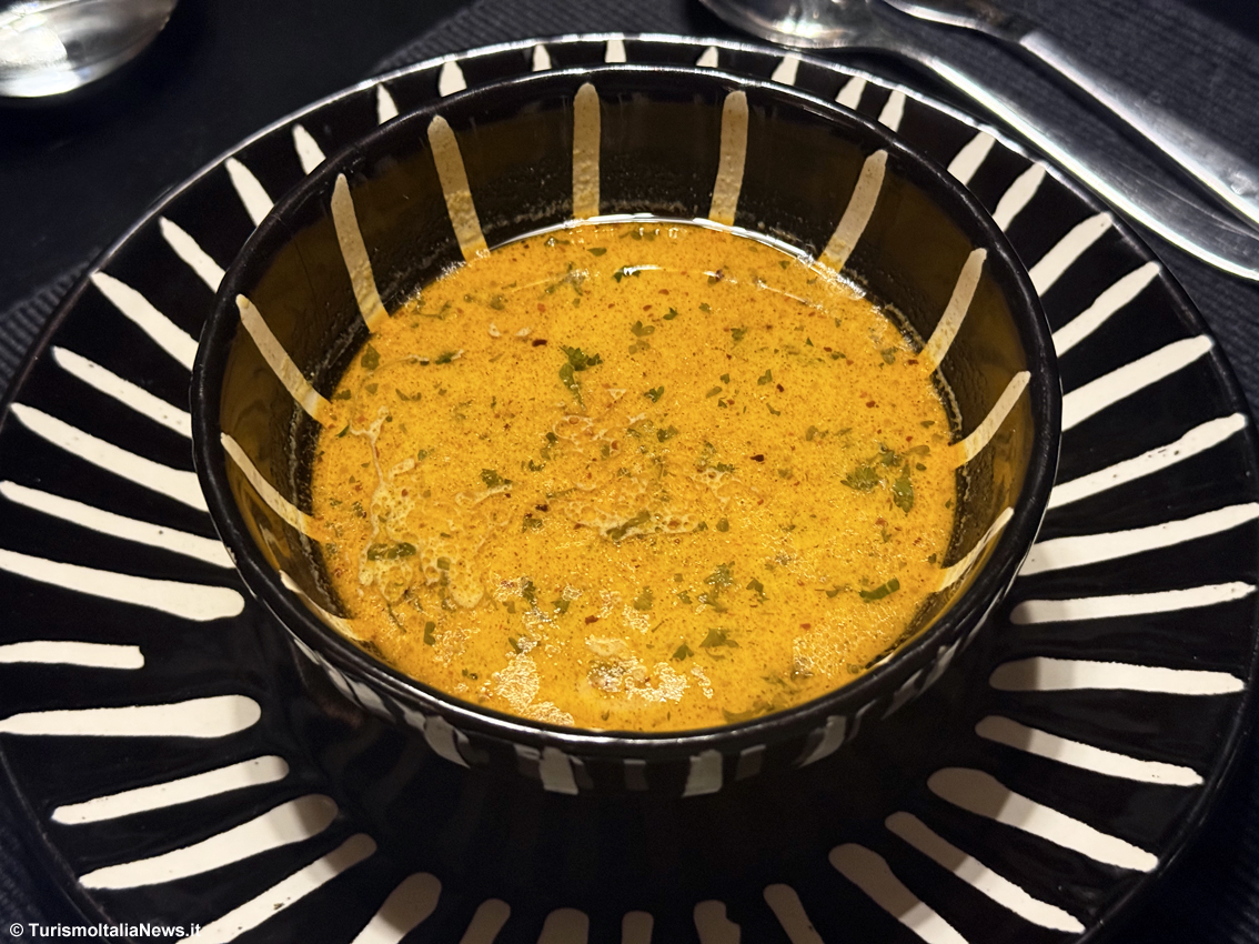 Tra curry, sorrisi e sabbia dorata: con chef Lasantha Amarawickrama la lezione di cucina che profuma di Sri Lanka