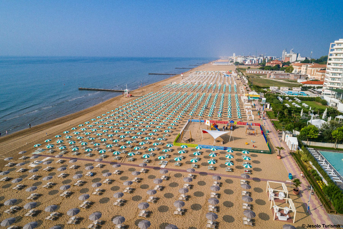 Estate 2022: “Buono spesa per il tuo ombrellone”, in Veneto la nuova iniziativa di Jesolo Turismo Spa