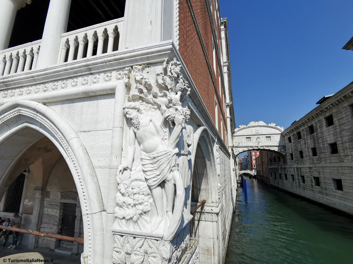 http://www.turismoitalianews.it/images/stories/veneto/VeneziaSanGiacomoDiRialto01.jpg