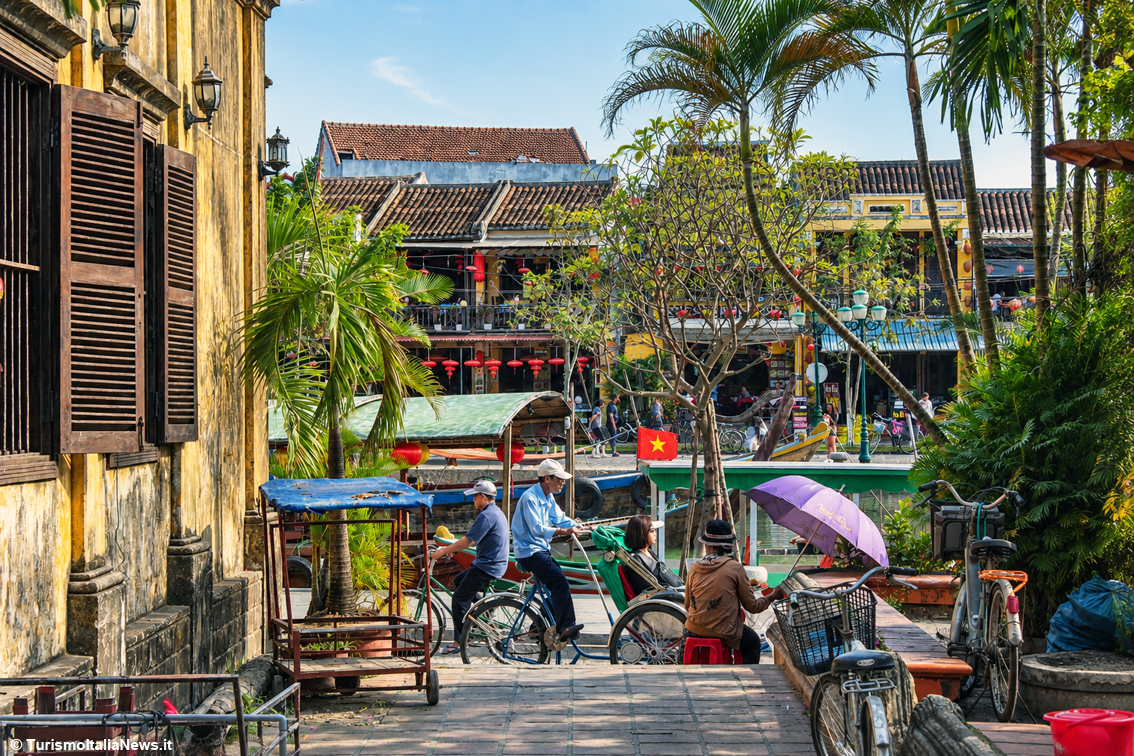 Un caffè bollente sui tetti di Hoi An, il pittoresco antico porto sul fiume Thu Bon