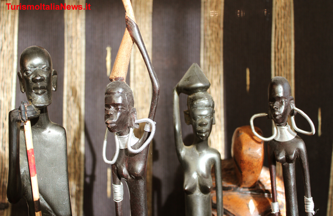 Sculture stilizzate in legno raffiguranti uomini e donne