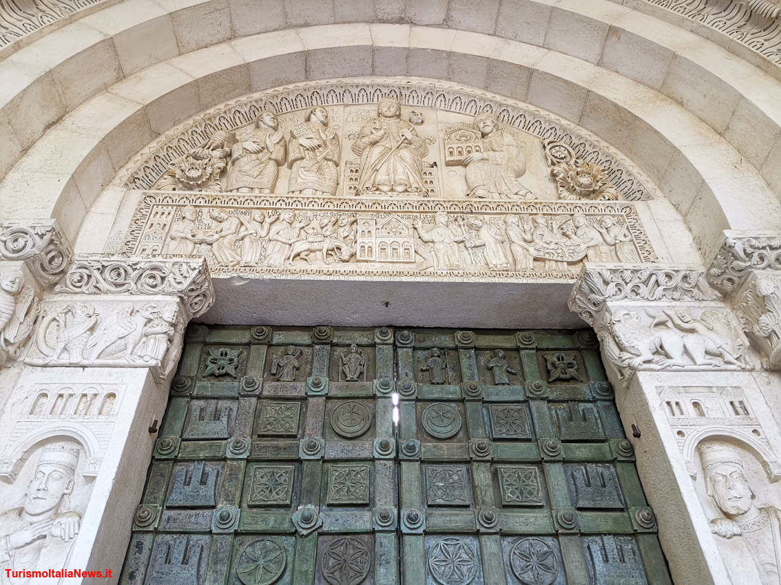 Nell’Abbazia di San Clemente a Casauria monaci, santi, pontefici ed imperatori scolpiti su pietra raccontano la bellezza della storia
