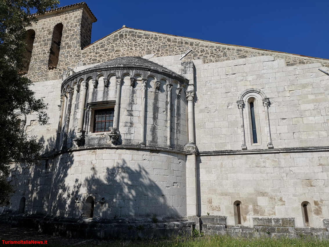 Nell’Abbazia di San Clemente a Casauria monaci, santi, pontefici ed imperatori scolpiti su pietra raccontano la bellezza della storia