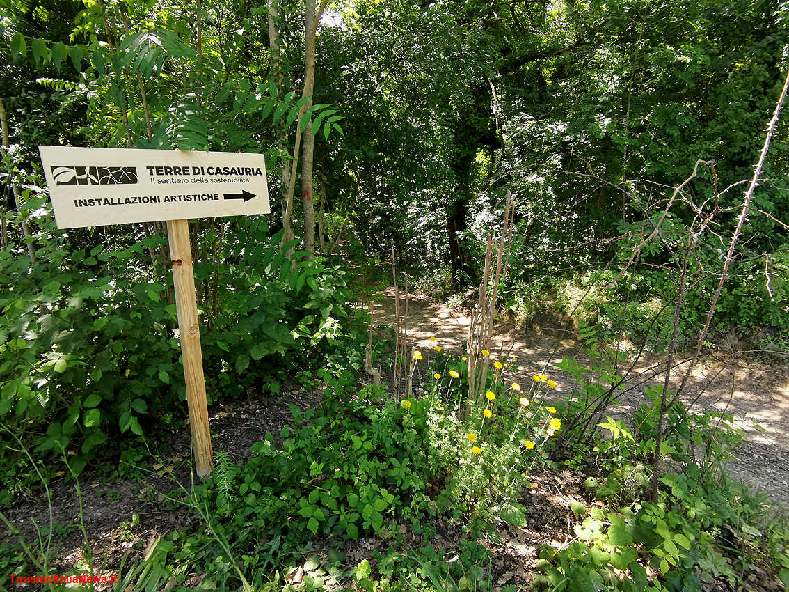 Nel bosco le opere d’arte integrano la natura: la creatività degli artisti per arricchire le Terre di Casauria