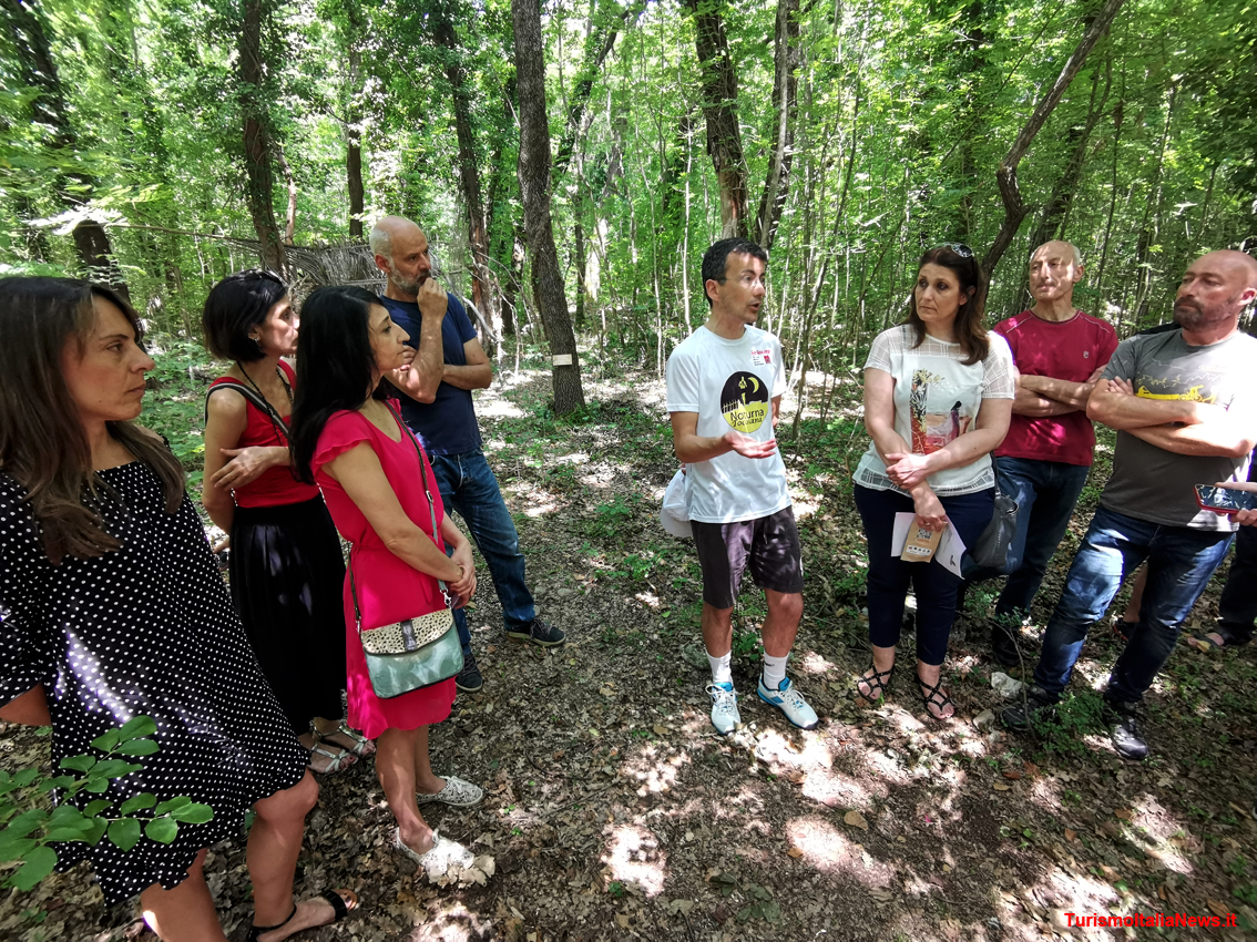 Nel bosco le opere d’arte integrano la natura: la creatività degli artisti per arricchire le Terre di Casauria. L'inaugurazione della residenza artistica nel Boschetto di Marano con il sindaco di Tocco da Casauria, Riziero Zaccagnini