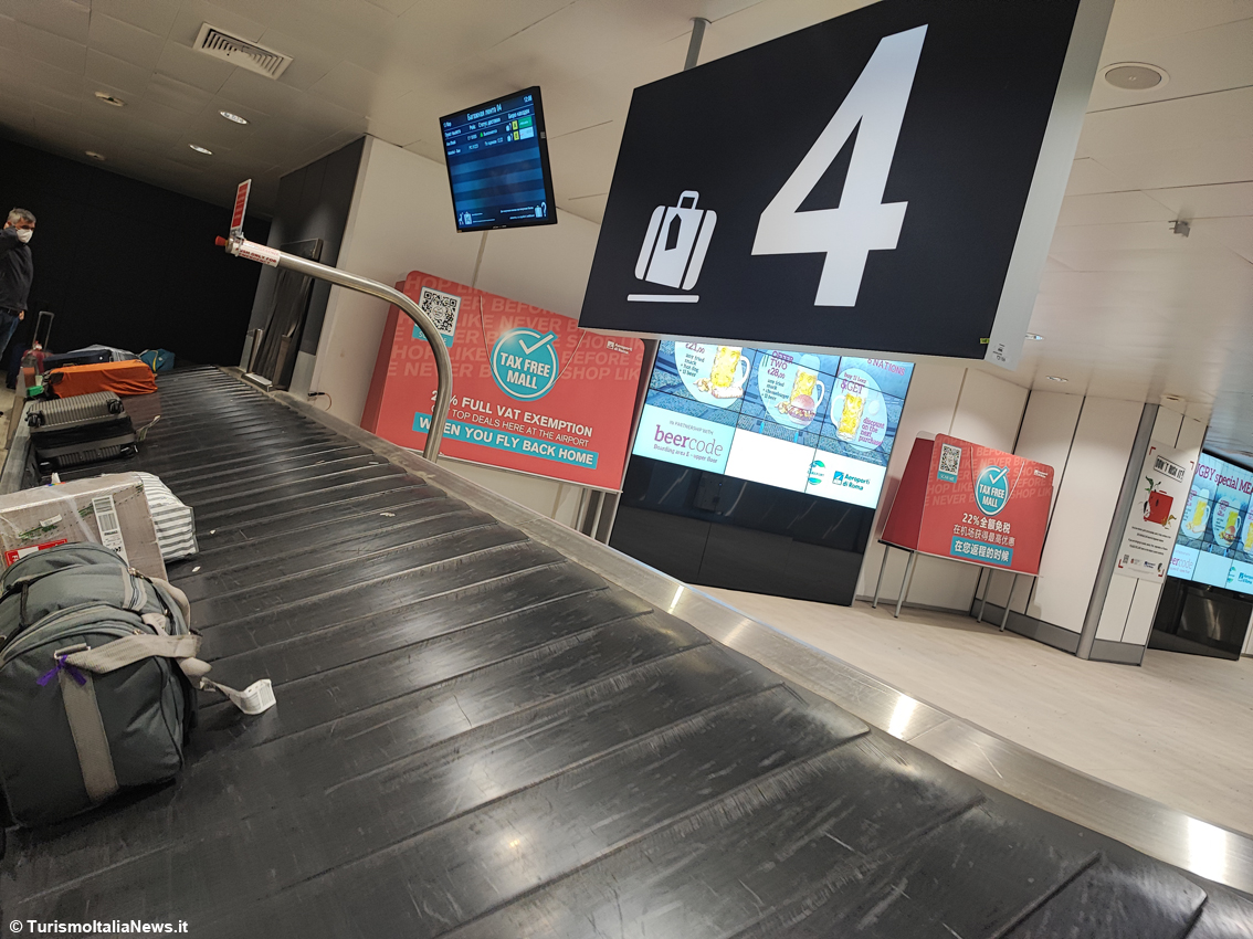 https://www.turismoitalianews.it/images/stories/aeroporto_roma/FiumicinoRitiroBagagli.jpg