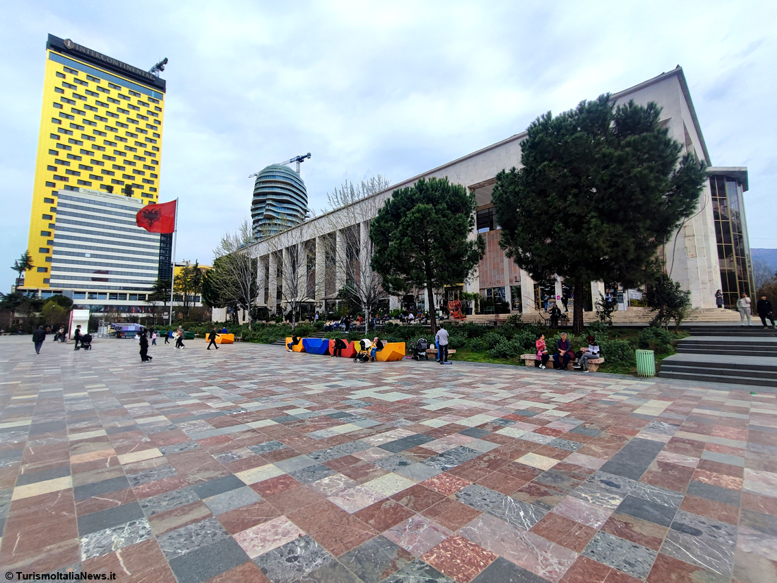 Tirana, addio alla città grigia e chiusa del passato comunista: oggi è una capitale in fermento, viva, colorata