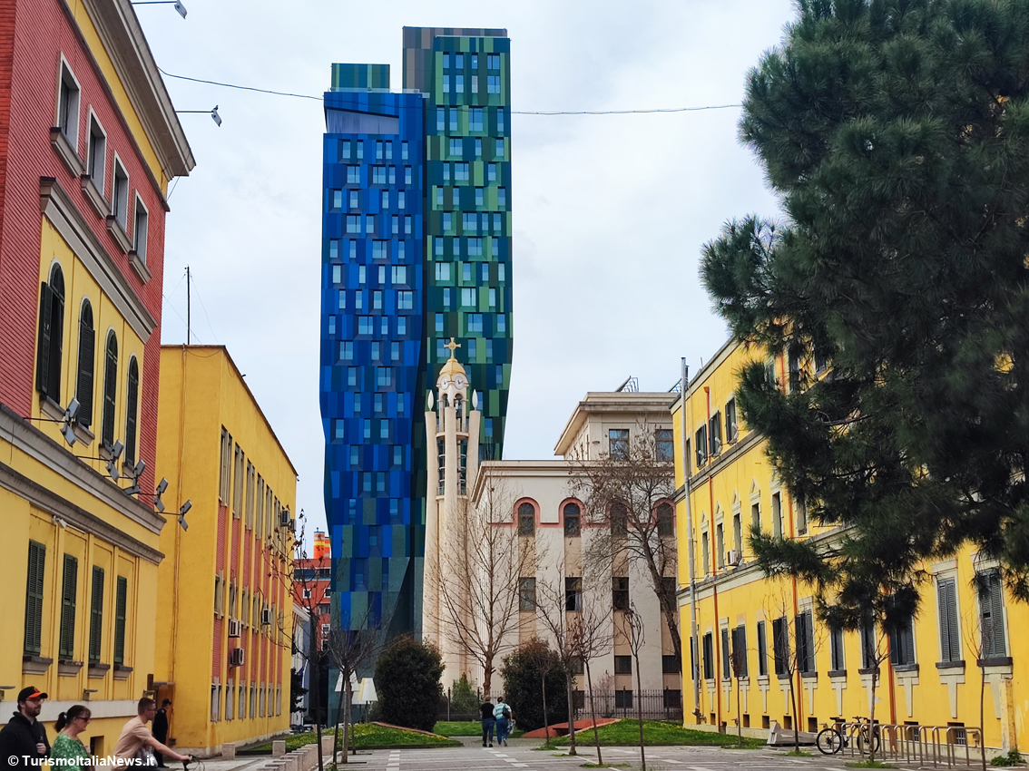 Tirana, addio alla città grigia e chiusa del passato comunista: oggi è una capitale in fermento, viva, colorata
