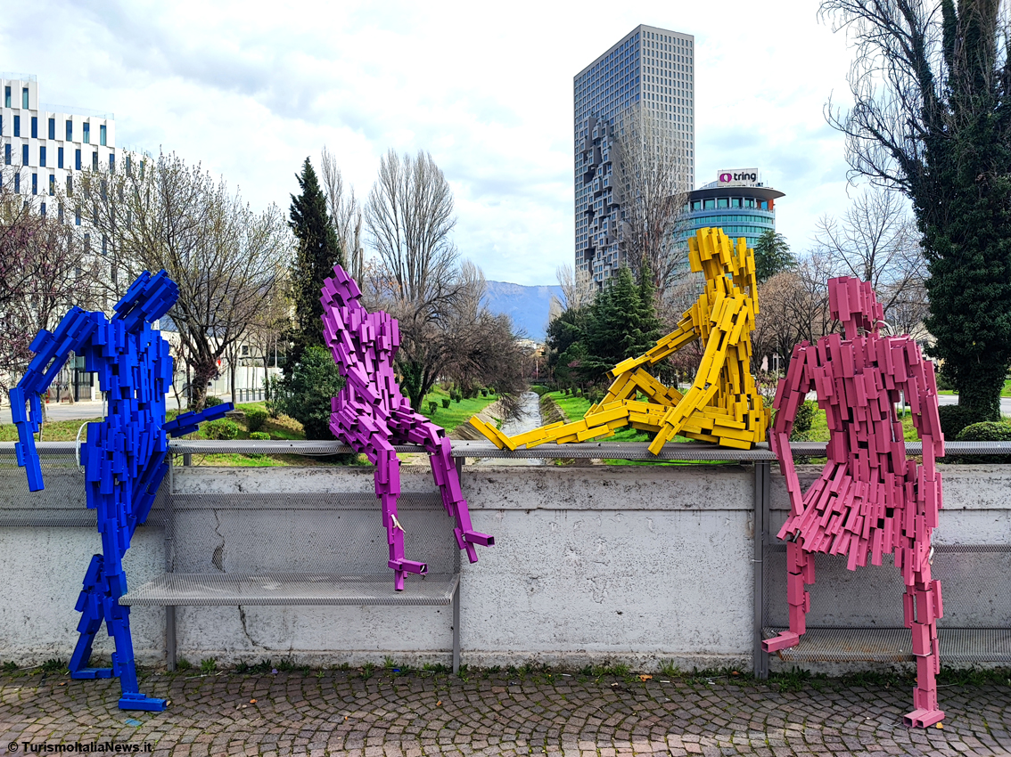 Tirana, addio alla città grigia e chiusa del passato comunista: oggi è una capitale in fermento, viva, colorata