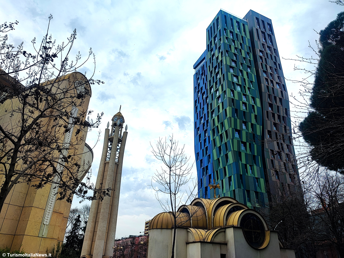 Tirana, addio alla città grigia e chiusa del passato comunista: oggi è una capitale in fermento, viva, colorata