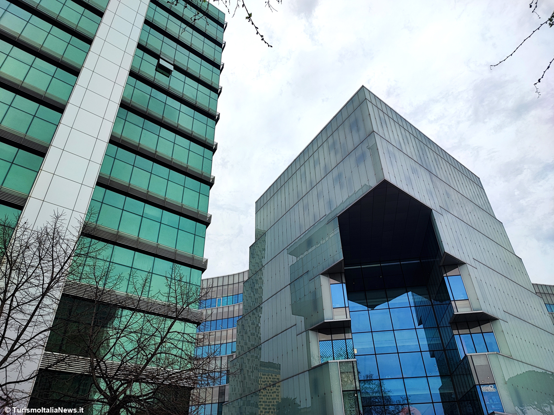 Tirana, addio alla città grigia e chiusa del passato comunista: oggi è una capitale in fermento, viva, colorata