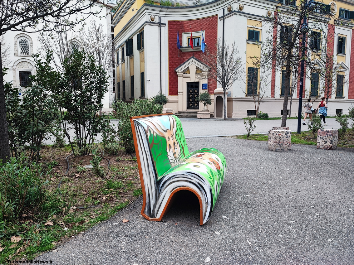 Tirana, addio alla città grigia e chiusa del passato comunista: oggi è una capitale in fermento, viva, colorata