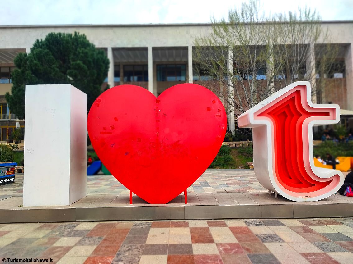 Tirana, addio alla città grigia e chiusa del passato comunista: oggi è una capitale in fermento, viva, colorata