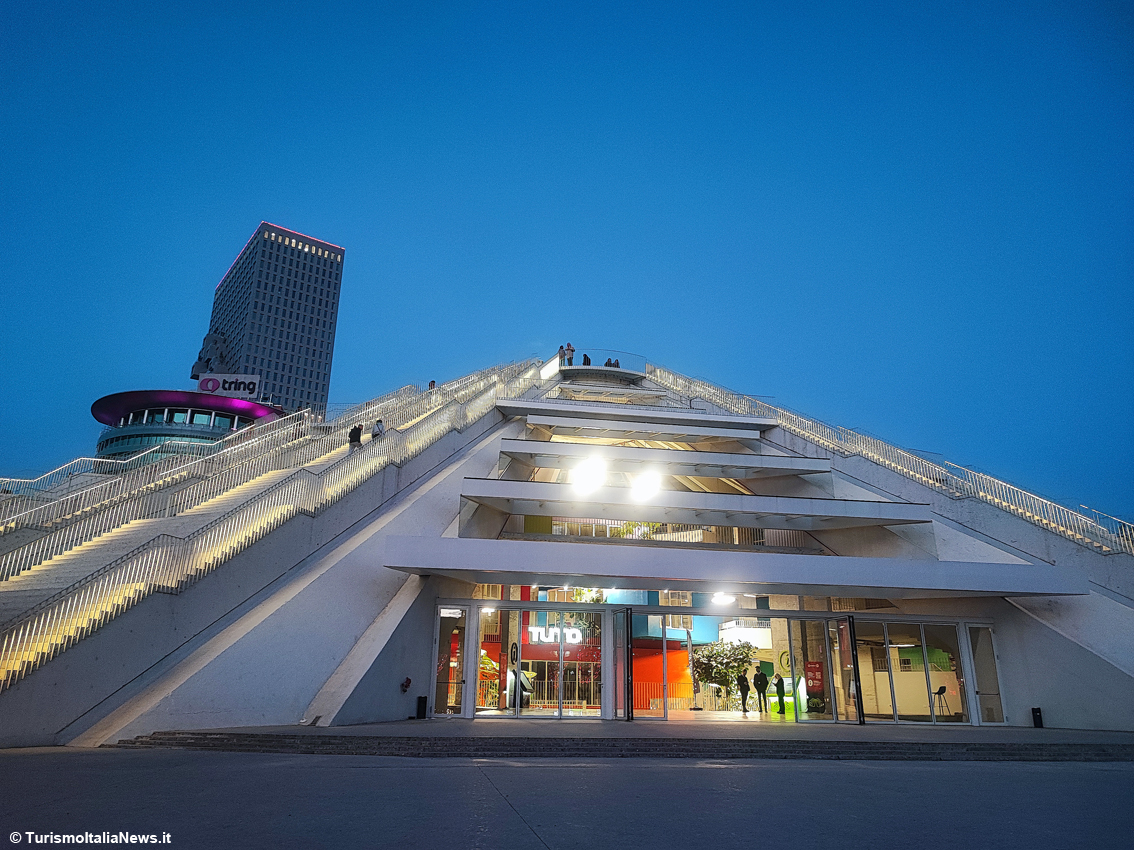Tirana, addio alla città grigia e chiusa del passato comunista: oggi è una capitale in fermento, viva, colorata
