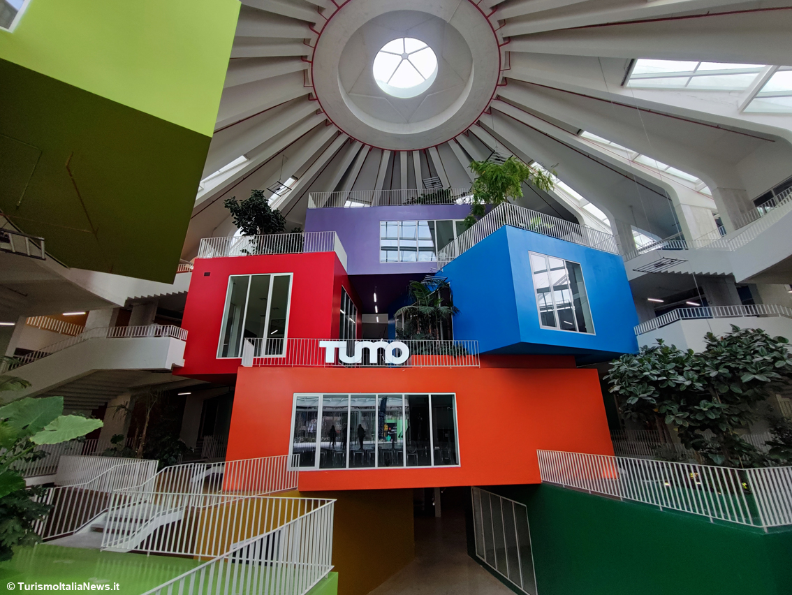 Tirana, addio alla città grigia e chiusa del passato comunista: oggi è una capitale in fermento, viva, colorata