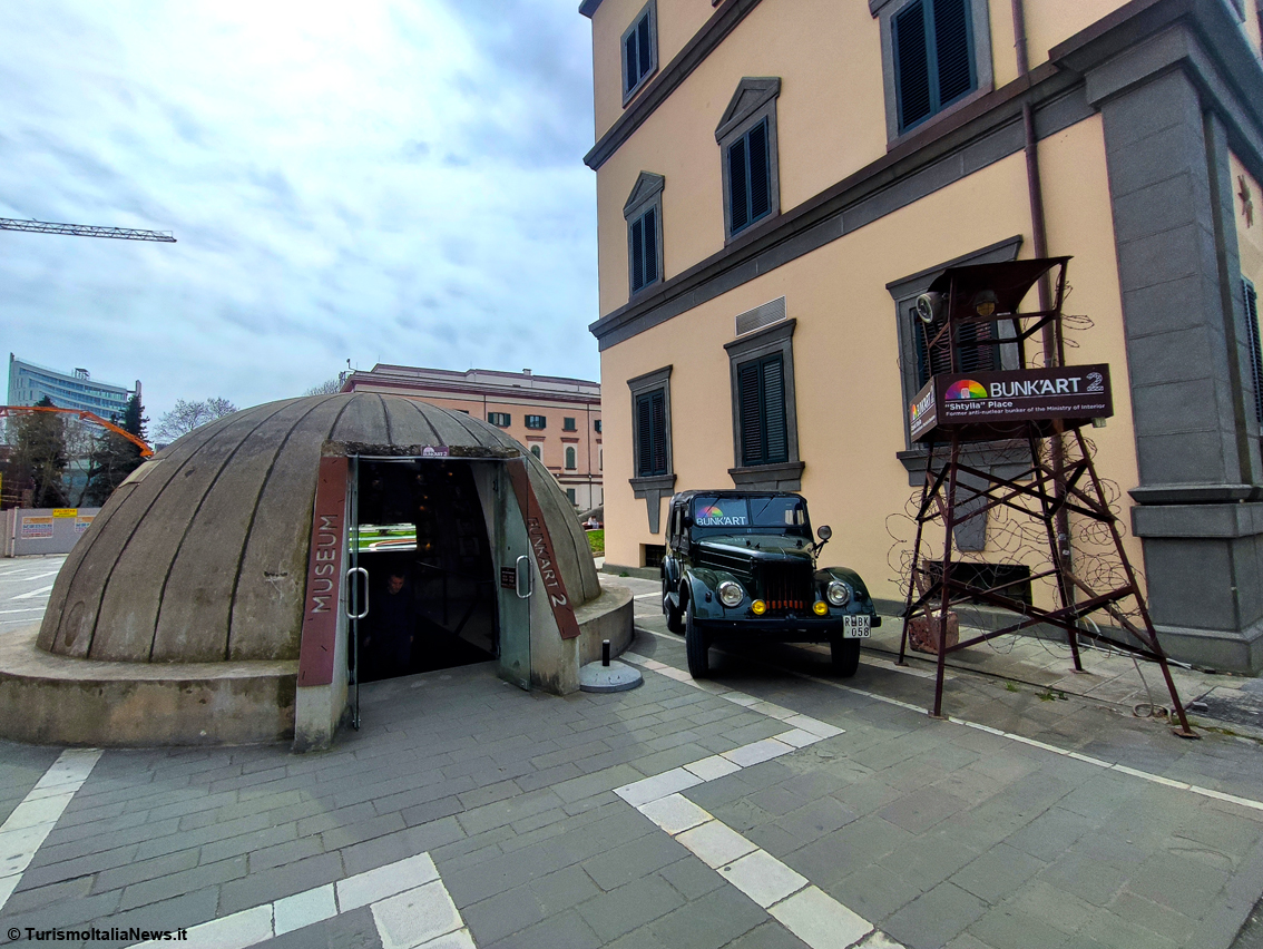 Tirana, addio alla città grigia e chiusa del passato comunista: oggi è una capitale in fermento, viva, colorata