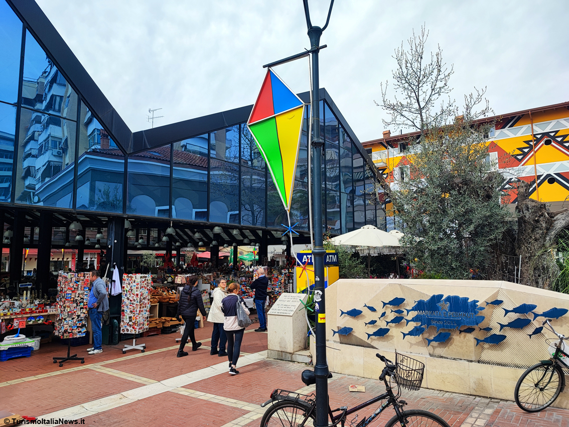 Tirana, addio alla città grigia e chiusa del passato comunista: oggi è una capitale in fermento, viva, colorata