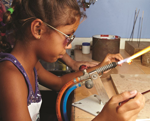 Terrafuse, un’organizzazione no-profit che promuove l’arte di lavorare il vetro, la ceramica e altre forme di artigianato