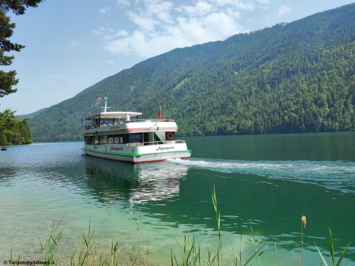 Ricaricare le energie sul Weissensee: il lago bianco dona colori mediterranei e caraibici ma qui siamo in Carinzia