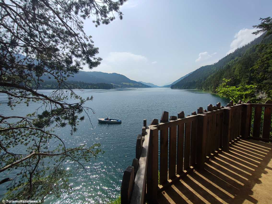 Ricaricare le energie sul Weissensee: il lago bianco dona colori mediterranei e caraibici ma qui siamo in Carinzia