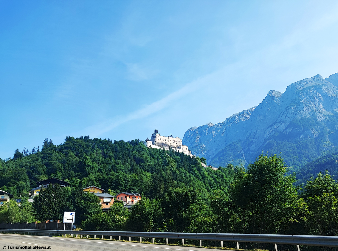 Austria, lassù dove osano le aquile: la fortezza inespugnabile di Hohenwerfen conquistata dai turisti ammaliati dalla sua bellezza