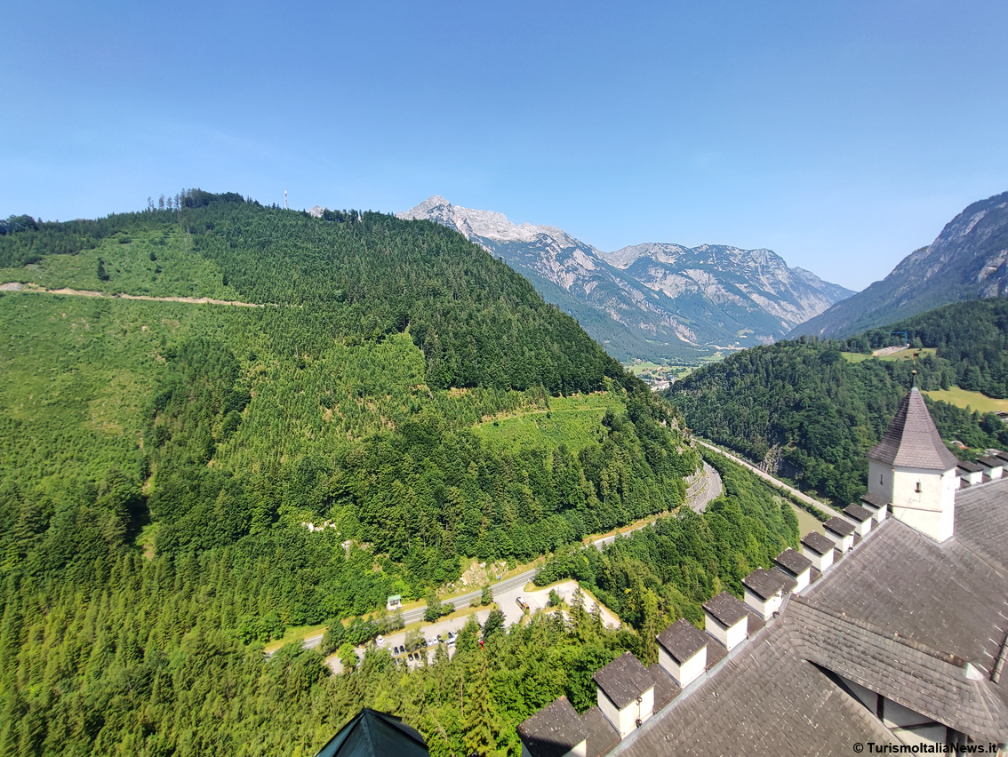 Austria, lassù dove osano le aquile: la fortezza inespugnabile di Hohenwerfen conquistata dai turisti ammaliati dalla sua bellezza